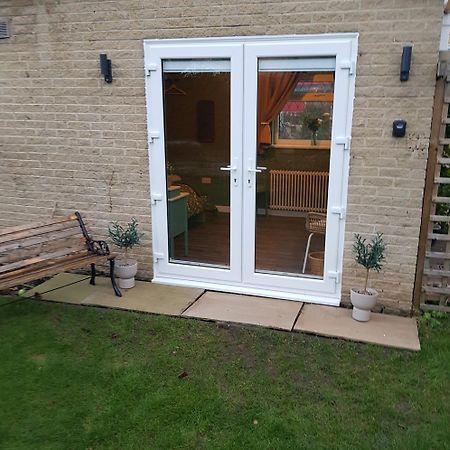 Farsley Guest Room Seperate Entrance With Double Bedroom And Private Shower Room Exterior photo